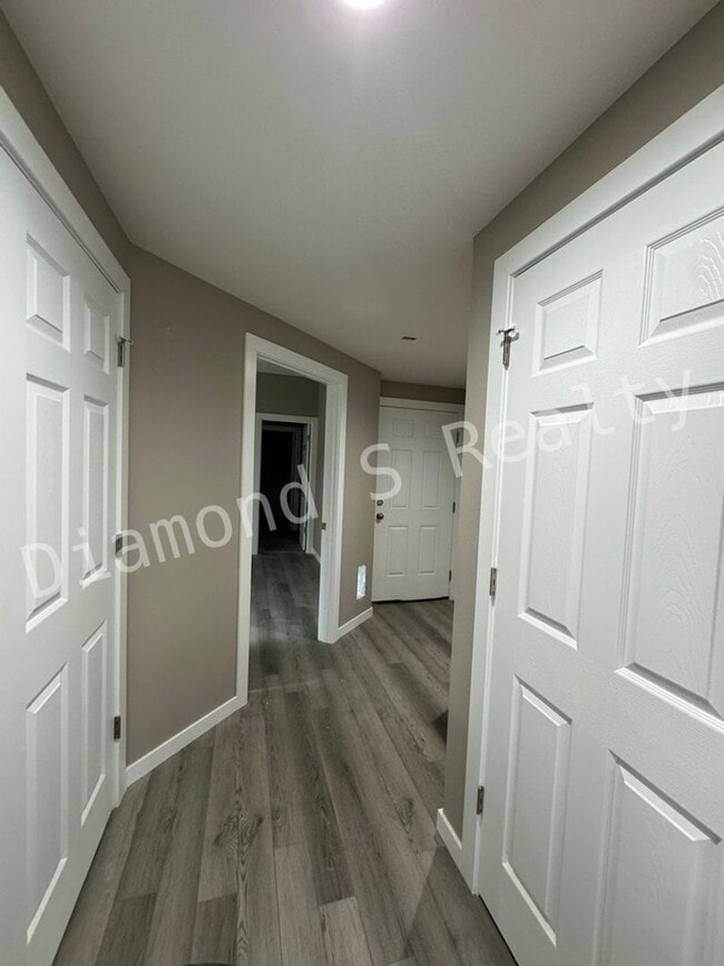 Building Photo - Gorgeous Two-Story Home Available Early July - 4 Bed/2.5 Bath