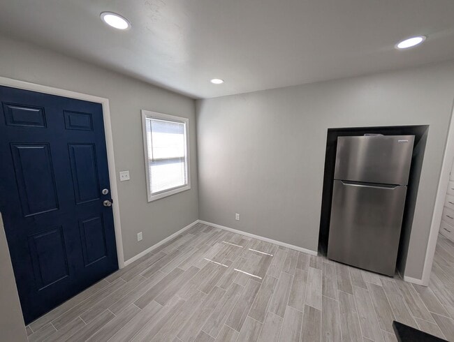 Building Photo - Remodeled luxury 1 bedroom, 1 bath house i...