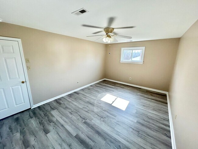 Building Photo - 7953 Meadow Dr