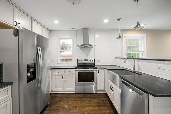 Building Photo - Quaint 3 Bedroom/2 Bath Home Located Near ...