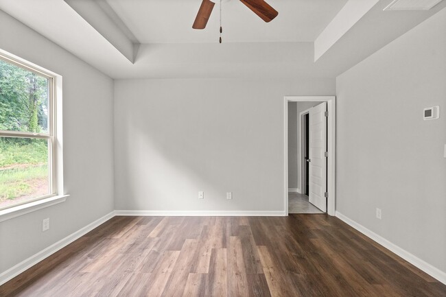Building Photo - 4 bed / 2.5 bath in Gainesville! Retreat a...