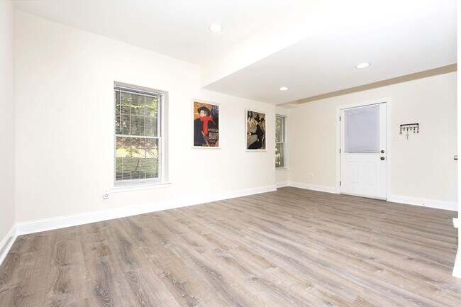 Building Photo - Beautiful and Spacious Lower Level Unit, Separate Entrance, Util. Included-Potomac, MD