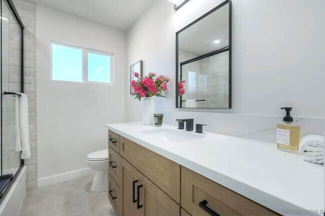 Building Photo - 436 Date Ave