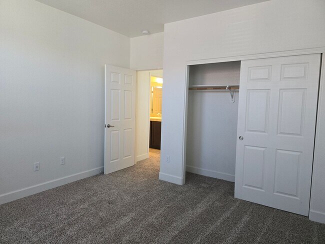 Building Photo - Fabulous home in a gated community with ov...