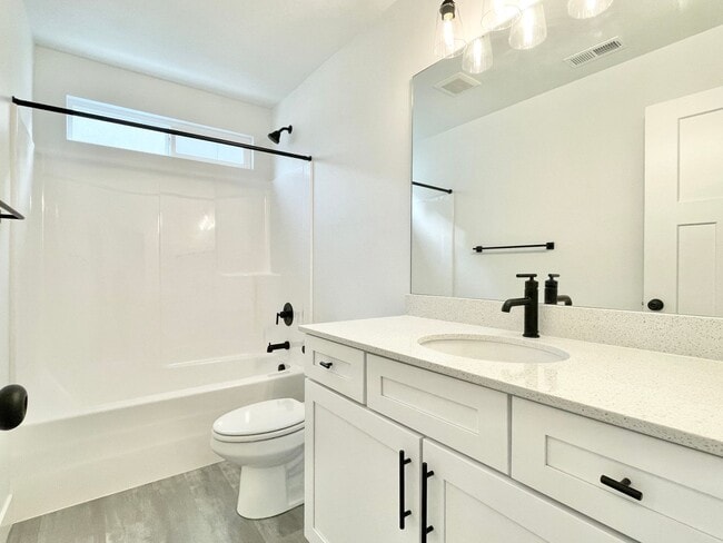 Building Photo - Gorgeous Townhome at Mountain Ridge!