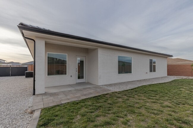Building Photo - Beautiful Property in the Sage Canyon Neig...