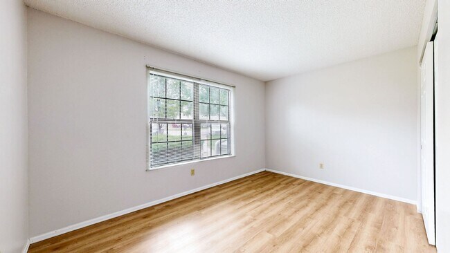 Building Photo - Adorable 2beds/2baths w/2 Parking spaced Included Available Now