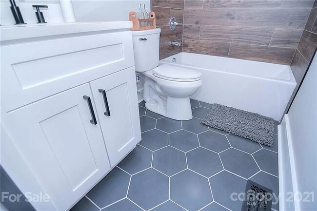 Building Photo - Remodeled 3 bed, 2 bath home in Plaza-Shamrock!