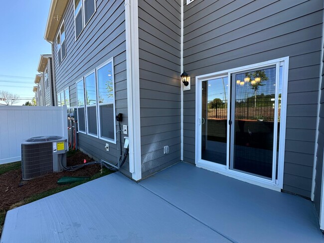 Building Photo - 1260 Scarlet Firethorne Ave