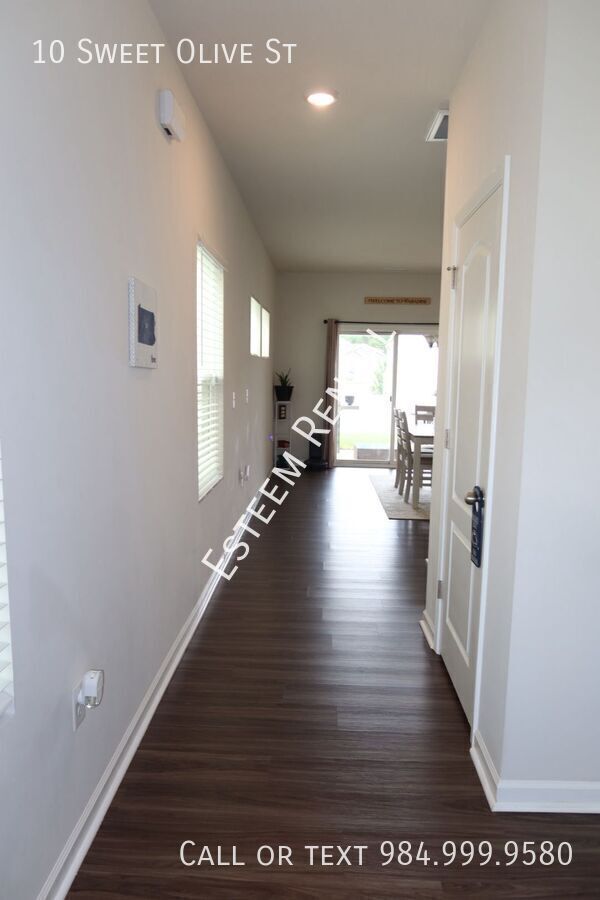 Building Photo - 10 Sweet Olive St