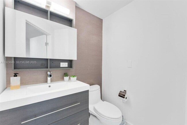 Building Photo - 19500 Turnberry Way