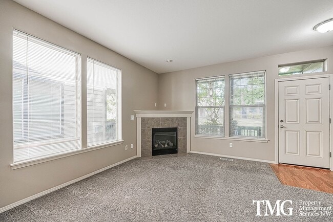 Building Photo - Gorgeous Two Bedroom Townhome in Hillsboro!