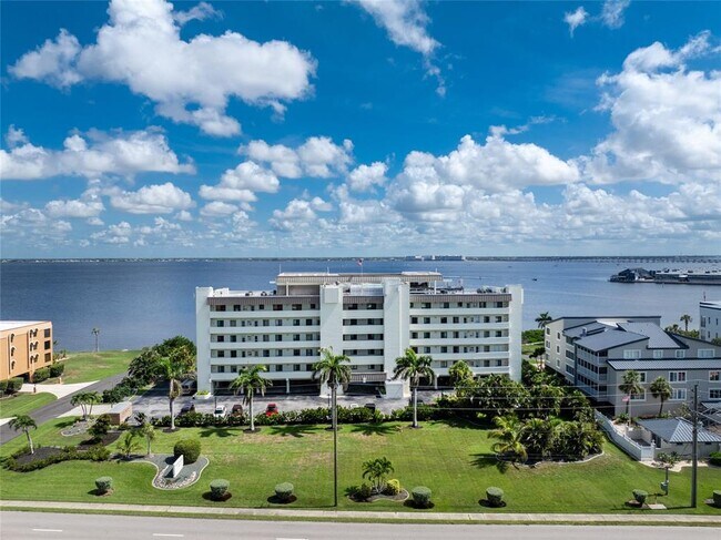 Building Photo - 1500 Park Beach Cir