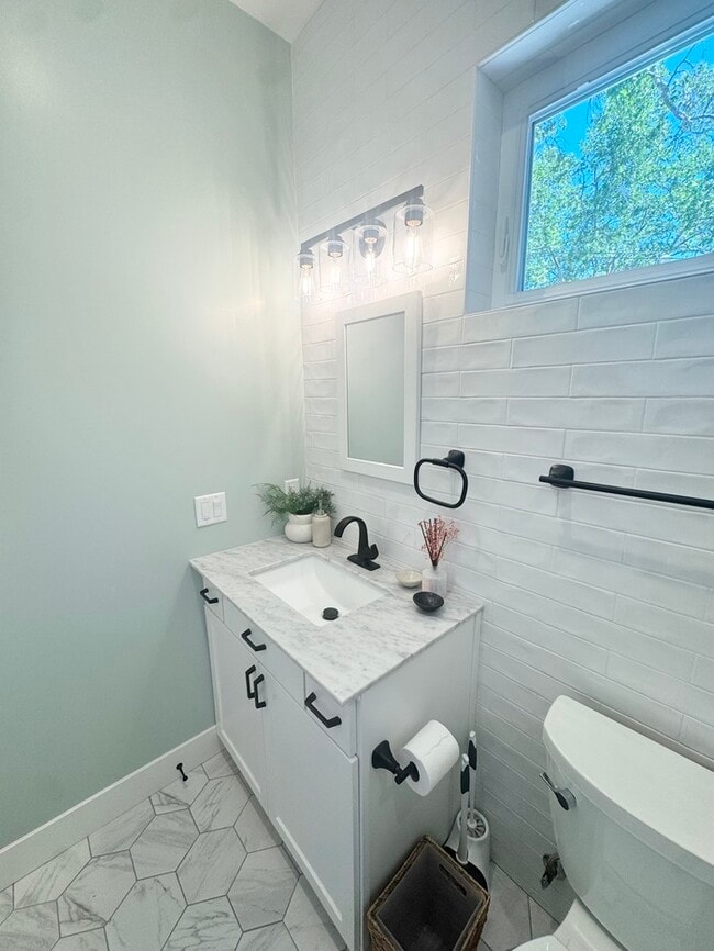 Building Photo - Adorable and updated furnished home in Fol...