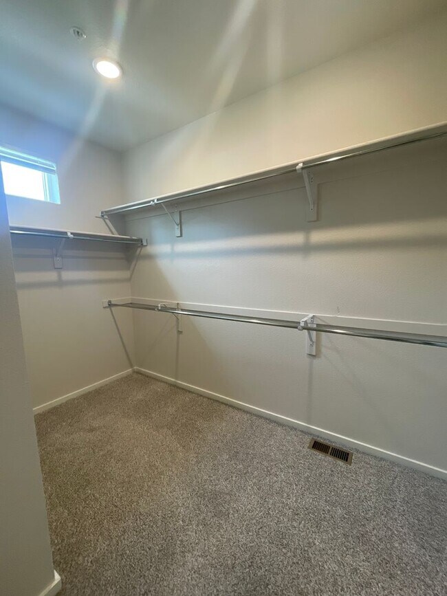 Building Photo - Luxury Condo - Water, Sewer, Basic Internet Included!