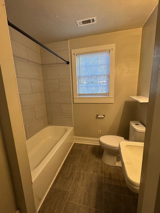 Building Photo - Adorable home in the heart of the medical district!