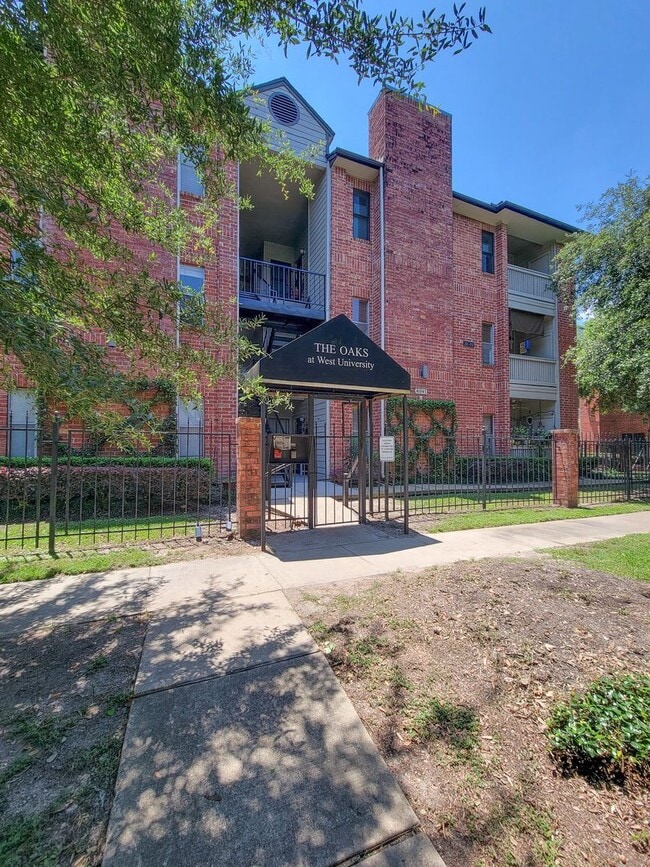 Building Photo - Prime Location in West University Area! First floor unit with open floor plan, tile floors throug...