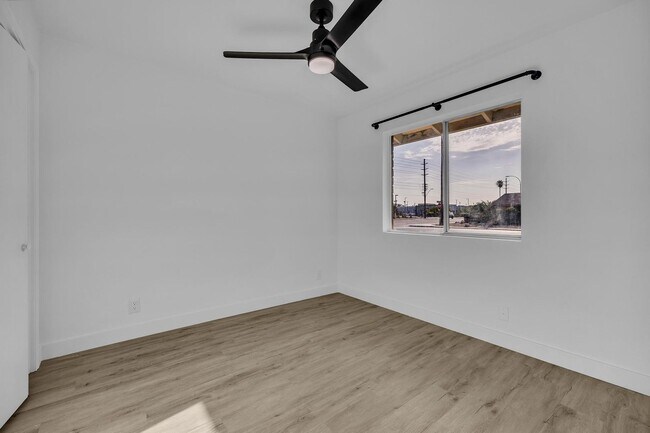 Building Photo - ASU 5 BEDROOM/ 2 BATH WITH POOL!!