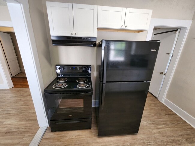Building Photo - !! Spacious 2-Bedroom, 1-Bathroom Home AVA...
