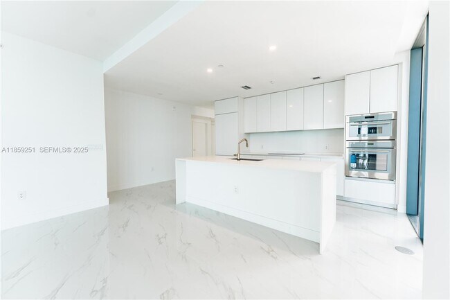 Building Photo - 700 NE 24th St