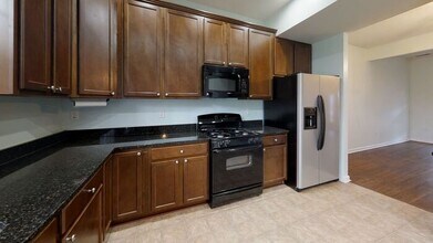 Building Photo - 3 Bedrooms 3 Bathroom Townhome