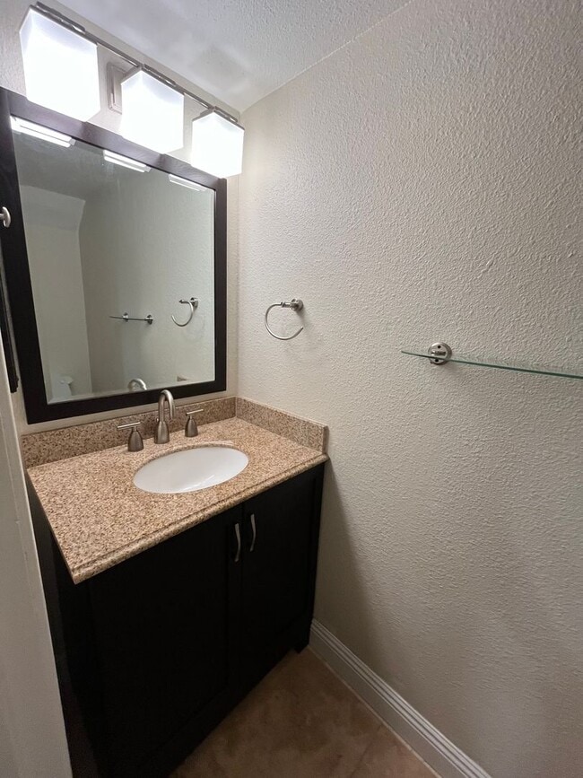 Building Photo - 2-Bedroom 2-Story condo in North Davis-$300 OFF 1ST MONTH'S RENT