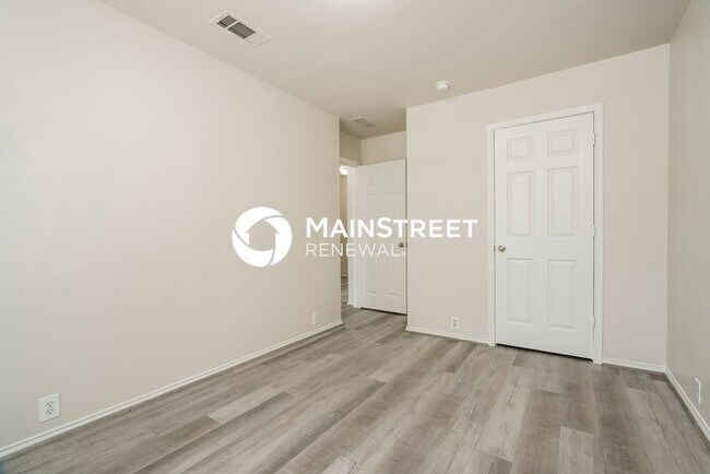 Building Photo - 2 Bedroom Pet-Friendly Home in Fort Worth, TX with Main Street Renewal