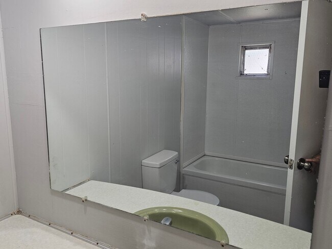 Building Photo - 3 bed 2 bath mobile home in quite community