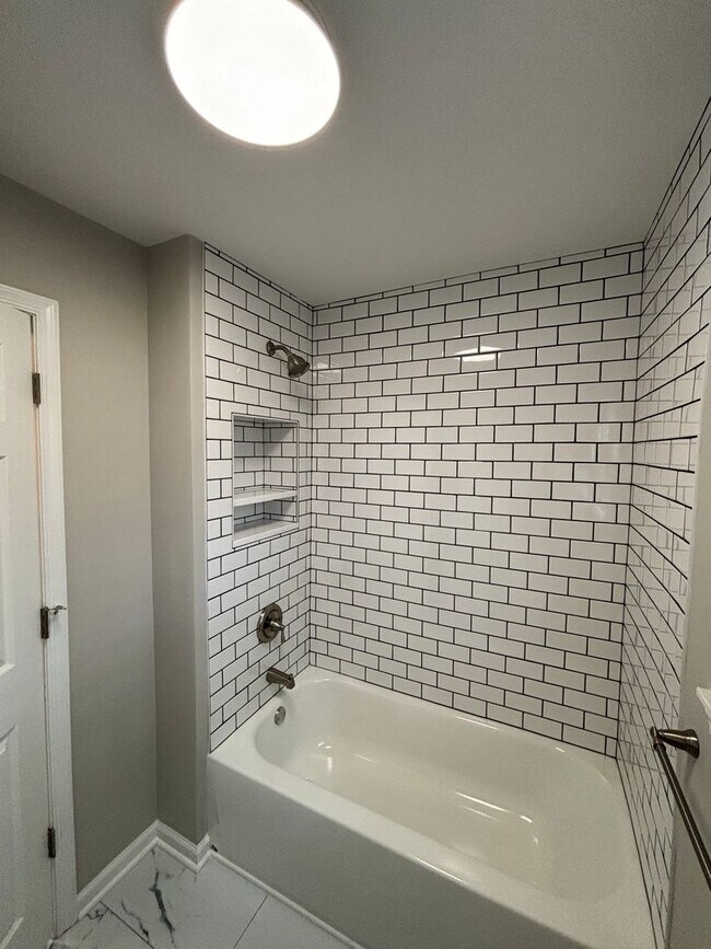 Building Photo - 3 Bedroom Townhome in Emmaus