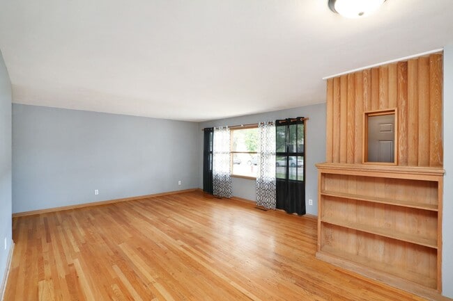 Primary Photo - Don't Fuss with the Bus -5 Bed - 3 Bath - ...