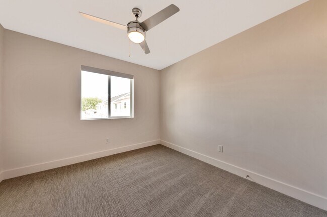Building Photo - Beautiful 3 Bed, 2.5 Bath Town Home Located in the Sycamore Place Community in West Haven! Availa...