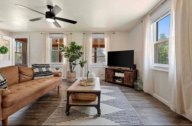 Building Photo - 532 W 5th Ave