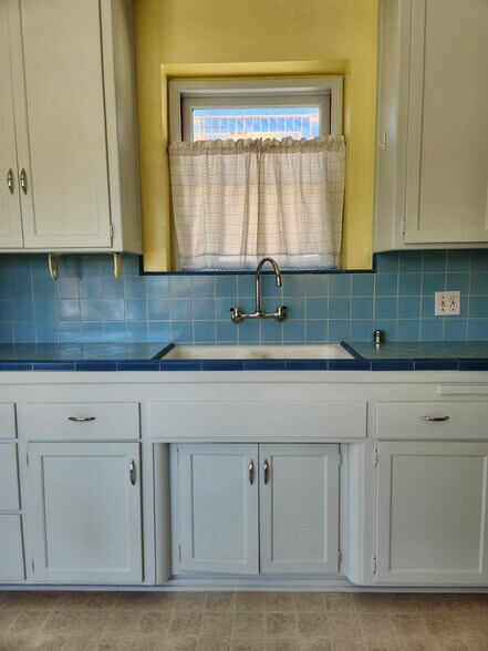 Kitchen with wall sink - 1107 Florida St