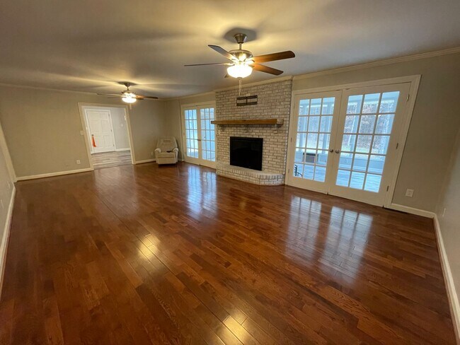 Building Photo - Executive Rental in Horseleg Creek- $3,295