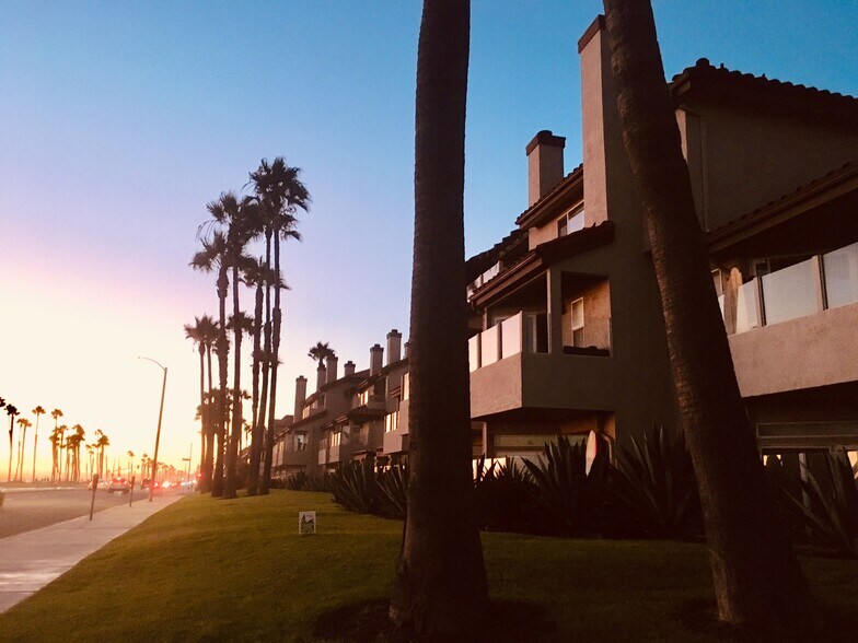 Nice sunsets most evenings from this beachfront complex of 42 units- owners - 1400 Pacific Coast Hwy