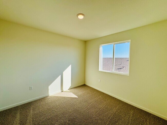 Building Photo - REDUCED!  BRAND NEW - 5 Bedroom + Loft, 3 ...