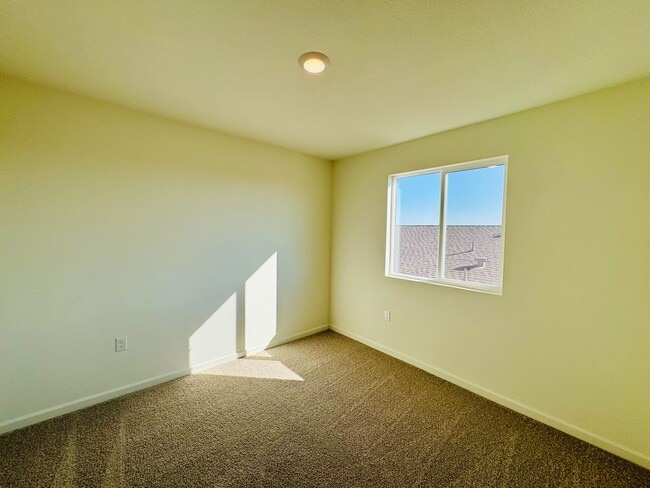 Building Photo - REDUCED!  BRAND NEW - 5 Bedroom + Loft, 3 Bath Beautiful Home WITH SOLAR!