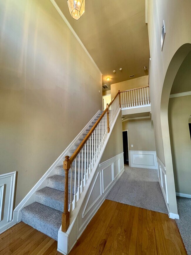 Building Photo - This beautiful 4-bedroom, 2.5-bath home Move-in ready and is waiting for you!
