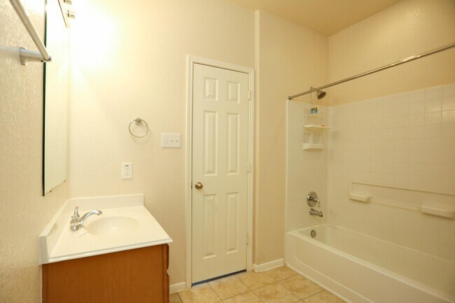 Building Photo - 422 New Hope Ln