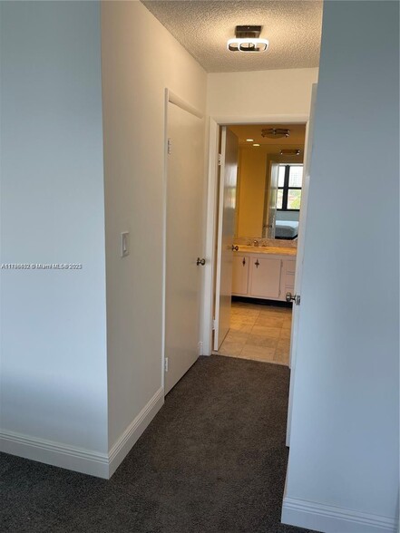 Building Photo - 10101 E Bay Harbor Dr