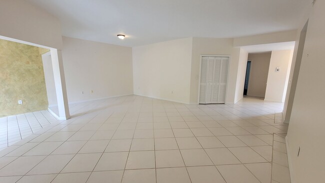 Building Photo - Desirable 2 bed/ 2 bath/1 car Condo in The...