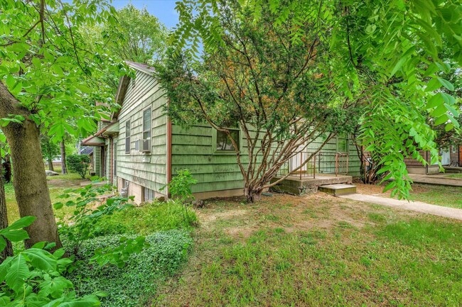 Building Photo - 2 BED / 1 BATH HOUSE NEAR CAMPUS W/ CHARMI...