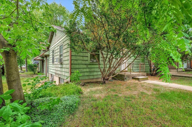 Building Photo - 2 BED / 1 BATH HOUSE NEAR CAMPUS W/ CHARMING CHARACTER