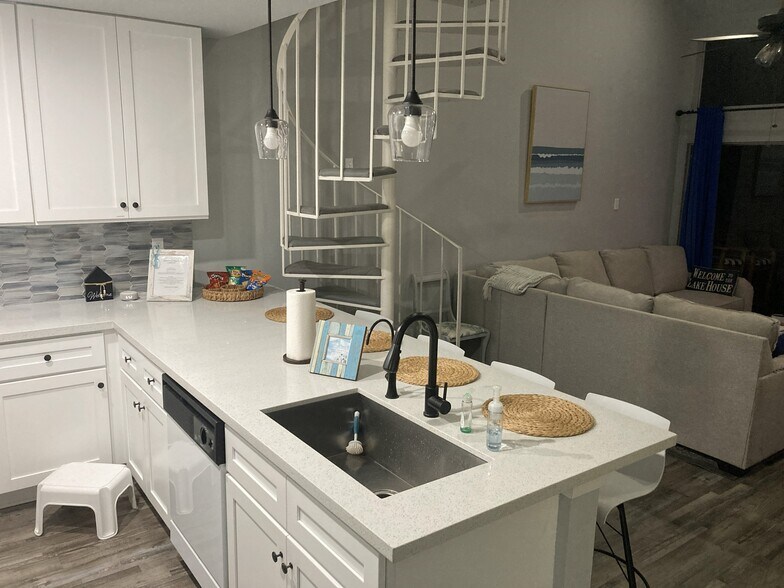 Large Peninsula Counter - 12500 Melville Dr