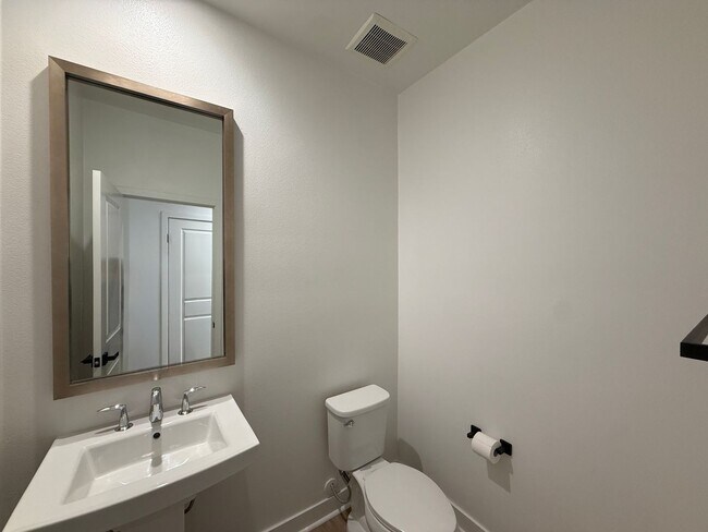 Building Photo - 39338 Stirrup Ct