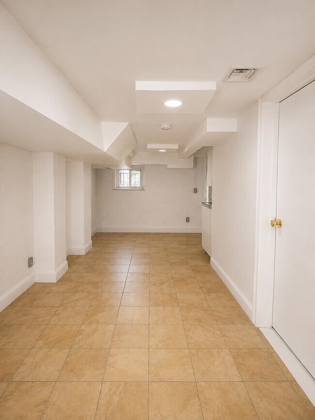 Building Photo - 60 Clifton Pl
