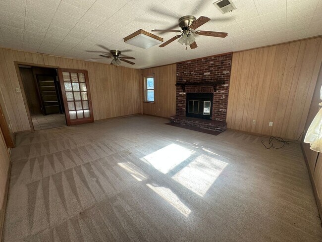 Building Photo - 115 Dawn Dr