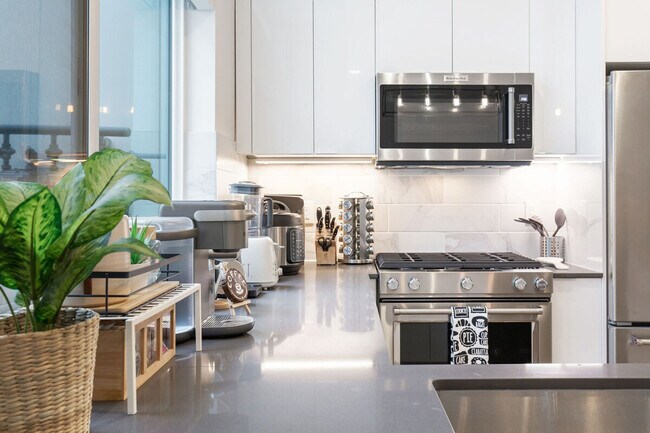 Building Photo - 628 10th Ave E