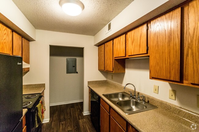 2BR, 2BA - Tennessee/924 SF - Kitchen - Cumberland Manor Apartments