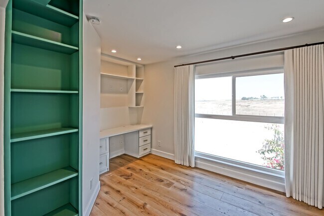 Building Photo - 14 Aries Ct